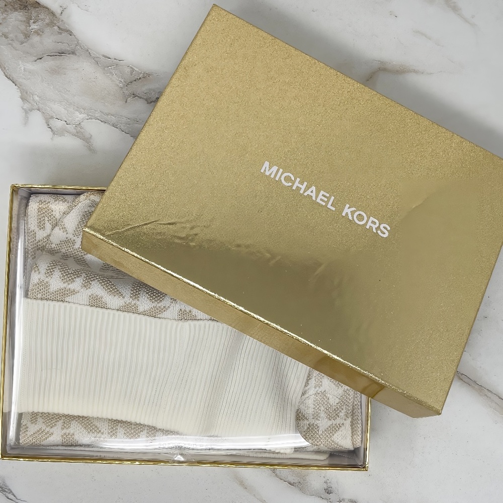 Michael Kors Beanie & Scarf Set